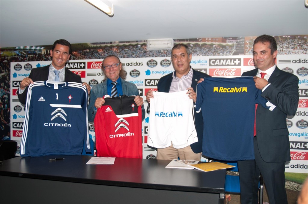 Camilo Lobato, director comercial del RC Celta de Vigo; Chema Rodríguez, director general del Grupo Recalvi; Serafín Alonso, director de la Fundación Celta, y Pablo Quinteiro, director comercial del Grupo Recalvi, durante la presentación