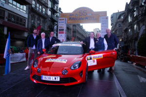 Ceremonia de salida del Rallye Recalvi Rías Baixas, con el Alpine de Rodosa
