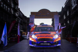 El coche de Óscar Palacio en la ceremonia de salida del Rallye Recalvi Rías Baixas 2022