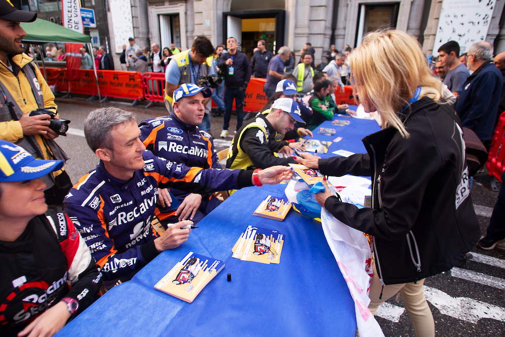 Pilotos del Recalvi Team firmando autógrafos en el 55 Rallye Rías Baixas