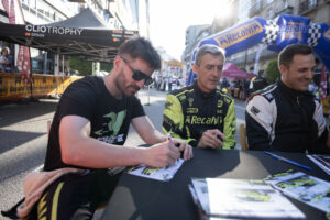 Cohete Suárez y Alberto Iglesias Pin firman autógrafos en el 56 Rallye Recalvi Rías Baxas