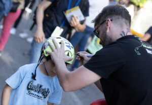 Cohete Suárez firma autógrafos en el 56 Rallye Recalvi Rías Baxas