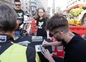 Cohete Suárez firma autógrafos en el 56 Rallye Recalvi Rías Baxas