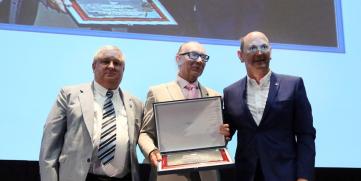 La Federación Galega de Fútbol premia a Recalvi por su apoyo a este deporte