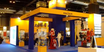 El stand de Recalvi y su Ferrari “revolucionan” Motortec Automechanika Ibérica